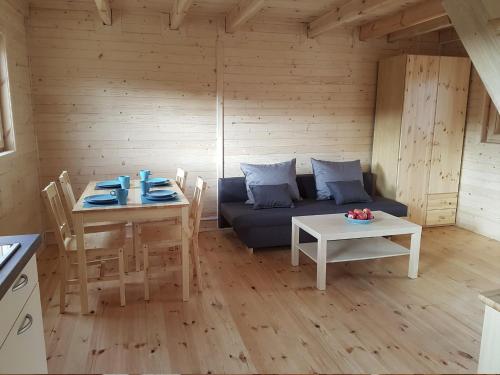 un salon avec une table et un canapé dans l'établissement Bungalow in Miedzyzdroje near the Beach, à Międzyzdroje