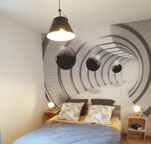 Un dormitorio con una cama con una pared circular. en bel appartement avec vue sur lac et piste 4 a 6 pers, en Gérardmer
