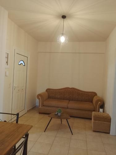 a living room with a couch and a table at ΔΙΑΜΈΡΙΣΜΑ ΜΕΝΤΗΣ in Igoumenitsa