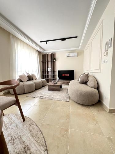 Posezení v ubytování Cill Vibes 1- BR Apartment in Madinaty, New Cairo