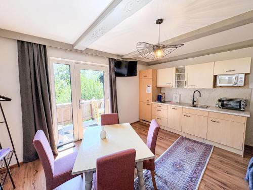 een keuken en eetkamer met een tafel en stoelen bij Apartment Anny 2 by Interhome in Zell am See