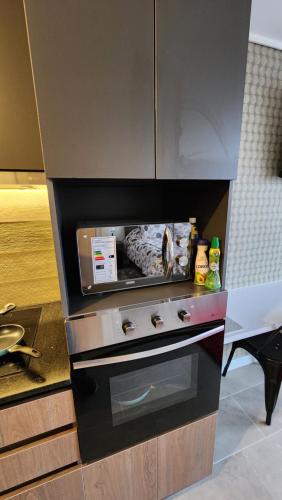 a kitchen with a stove top oven in a kitchen at Departamento Estudio, inmejorable ubicación, parking in Los Ángeles