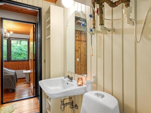Bilik mandi di Holiday Home Tenaya - 200m to the fjord by Interhome