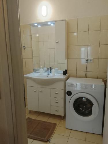 a bathroom with a washing machine and a sink at ΔΙΑΜΈΡΙΣΜΑ ΜΕΝΤΗΣ in Igoumenitsa