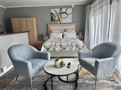 ベルビルにあるApartment in Bellvilleのベッドルーム1室(ベッド1台、椅子2脚、テーブル付)