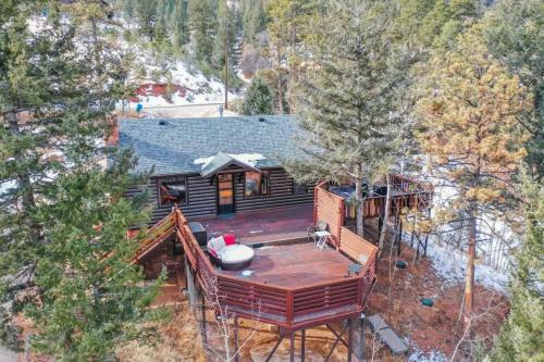 an overhead view of a log cabin with a large deck at 4 Bdrm Amazing Veiws in Cascade-Chipita Park