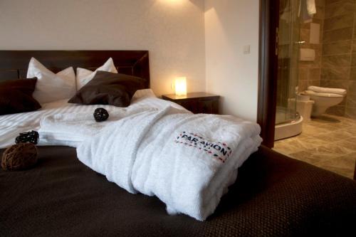 A bed or beds in a room at Hotel Par Avion