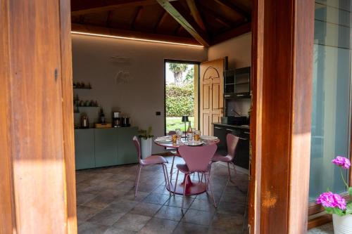 a kitchen and dining room with a table and chairs at Da Gise Giardino Wifi Malpensa in Somma Lombardo