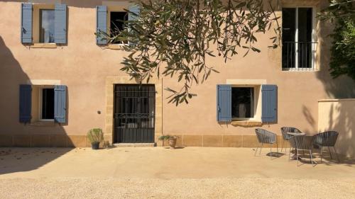 Tòa nhà nơi biệt thự tọa lạc