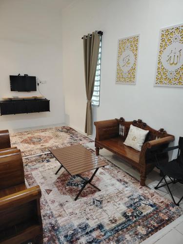a living room with a couch and a table at ES Homestay Jitra in Jitra
