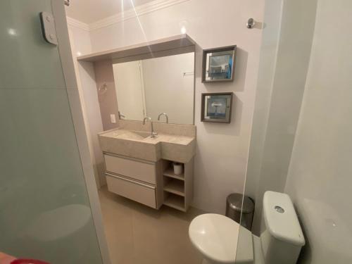 Bilik mandi di Apto frente, climatizado, wifi, ótima localização
