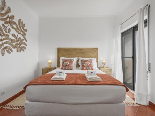 En eller flere senge i et værelse på Apartment by Marina, beach, town #1971