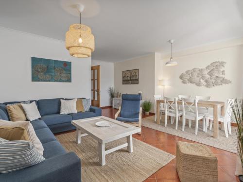 Et opholdsområde på Apartment by Marina, beach, town #1971