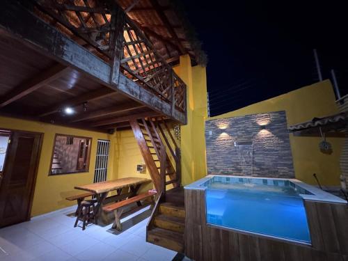 Kolam renang di atau dekat dengan Casa no Coqueiro com jacuzzi