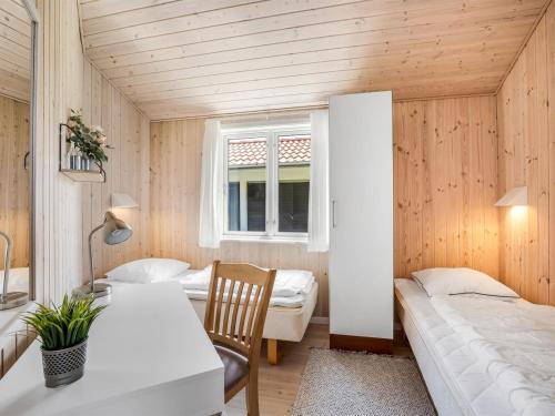 Ένα ή περισσότερα κρεβάτια σε δωμάτιο στο Holiday Home Ernesta - from the sea by Interhome