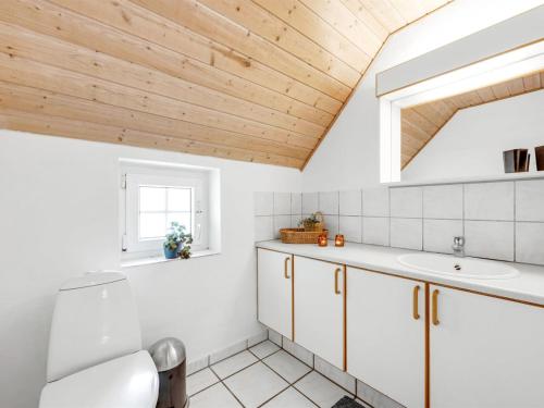 Ένα μπάνιο στο Holiday Home Ulf - 2km from the sea by Interhome