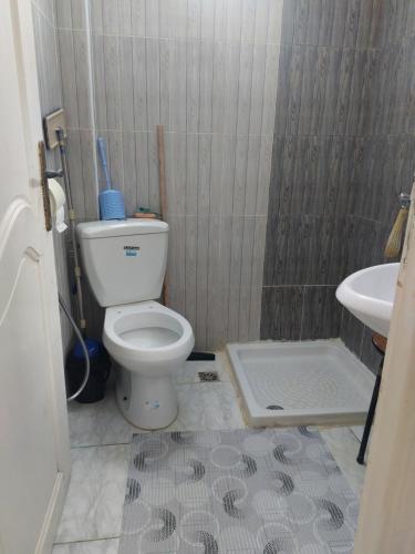 Ένα μπάνιο στο Location saisonnière un salon et deux chambres