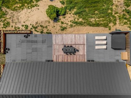 Una vista de Minecraft de un edificio con un perro en el techo. en Holiday Home Merta - 800m from the sea by Interhome, en Løkken