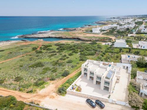 an aerial view of a house and the ocean at Villa Regina Sul Mare in Torre Santa Sabina