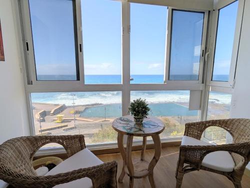El PuertitoCHC-Balcon de Bajamar的配有桌椅的海景客房