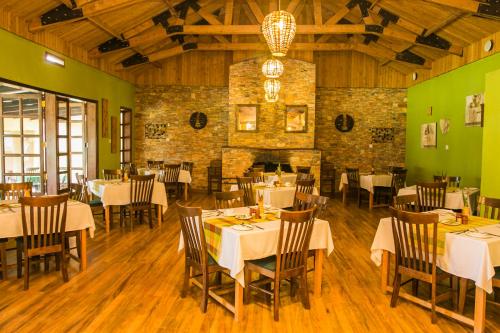 Un restaurante o sitio para comer en Mountains of the Moon Hotel Fort Portal