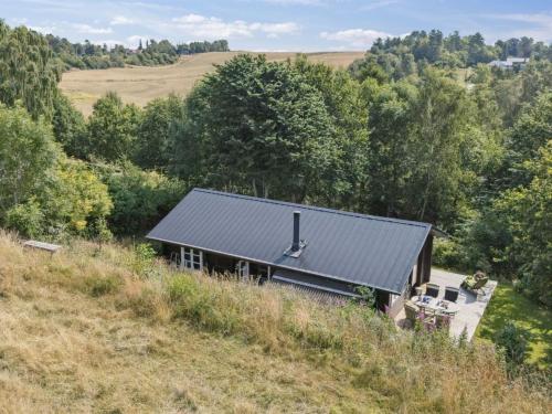 una vista aérea de una casa en una colina en Holiday Home Dorthie - 1-7km from the sea by Interhome, en Knebel