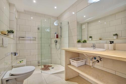 un bagno con wc, lavandino e doccia di Casa Queen Vetusta a Argana