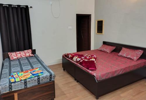Postel nebo postele na pokoji v ubytování Krishna Hotel