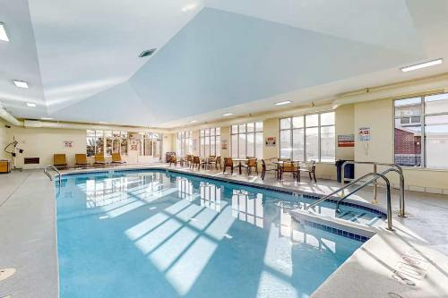 Kolam renang di atau dekat dengan Family-Friendly Lakefront Condo in WI Dells