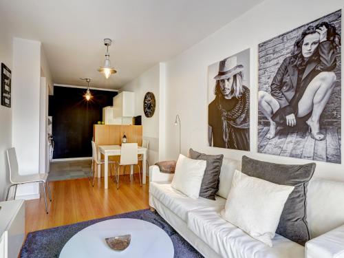 リスボンにあるSonel Investe Martim Moniz Apartment by Get Your Stayのリビングルーム(白いソファ、テーブル付)