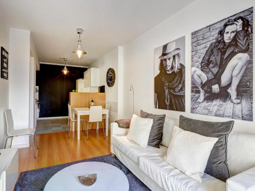 uma sala de estar com um sofá branco e uma mesa em Sonel Investe Martim Moniz Apartment by Get Your Stay em Lisboa