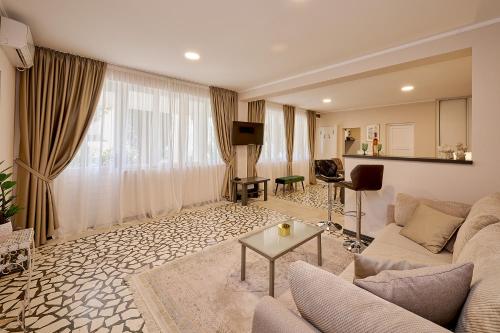Ein Sitzbereich in der Unterkunft Mediterranean vacation home with pool Petrovac
