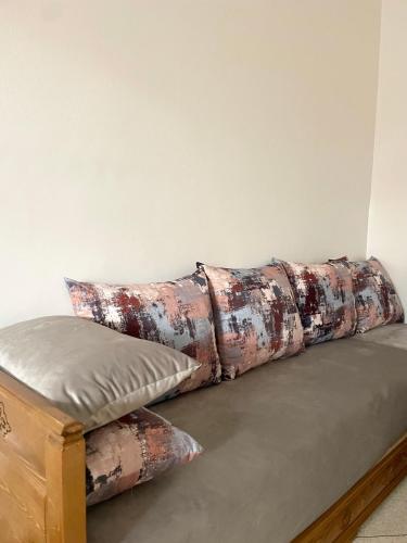 a group of pillows sitting on a couch at Appartement spacieux avec jardin in Safi