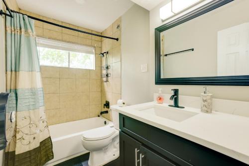 Ένα μπάνιο στο 4 Mi to IAH Suburban Houston Townhome