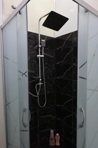 Ένα μπάνιο στο 2 bathrooms apartment