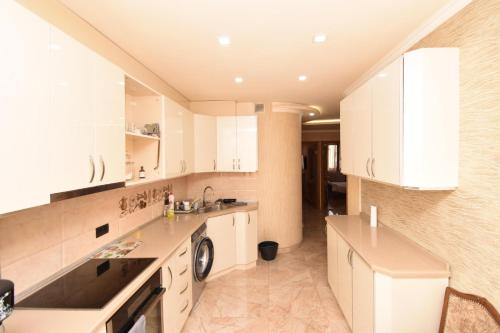 Η κουζίνα ή μικρή κουζίνα στο Republic Square, Saryan Amiryan 2BR, Heart of Yerevan