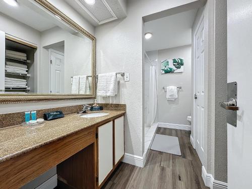 un baño con lavabo y espejo en Parkway Palms Resort 1 bed condo mins to Disney., en Orlando