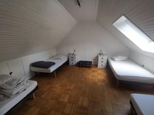 Habitación en el ático con 2 camas y ventana en Maison indépendante bord de mer, en Moëlan-sur-Mer