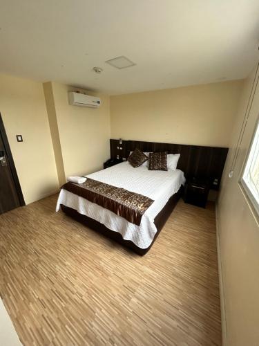 a bedroom with a large bed in a room at Hotel Oceanik in Manta