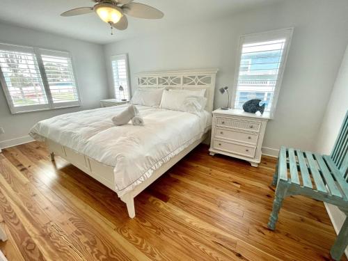 Un dormitorio con una cama y una mesa y ventanas. en 231 Pearl Street, short walk to the beach, en Fort Myers Beach