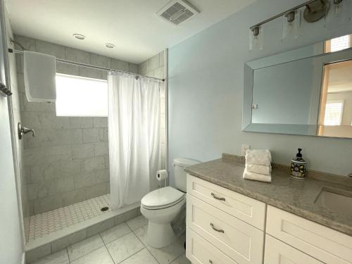 Un baño con inodoro, ducha y lavabo. en 231 Pearl Street, short walk to the beach, en Fort Myers Beach