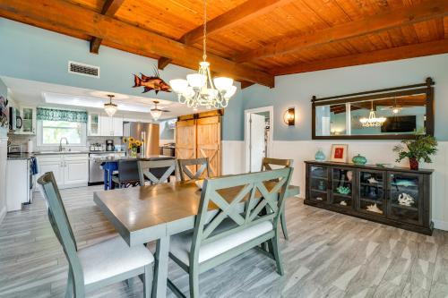 Η κουζίνα ή μικρή κουζίνα στο 2 Mi to Homosassa Springs Riverfront Home with Dock