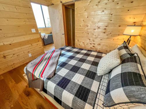 Postel nebo postele na pokoji v ubytování Enchanted Escape