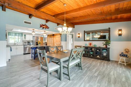 Η κουζίνα ή μικρή κουζίνα στο 2 Mi to Homosassa Springs Riverfront Home with Dock