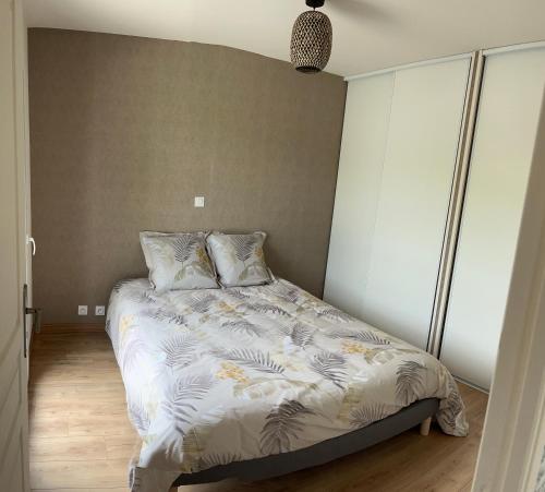 a bedroom with a bed in a room at Charmant logement avec terrasse et parking sécurisé in Arpajon-sur-Cère