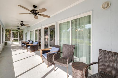 Χώρος καθιστικού στο 2 Mi to Homosassa Springs Riverfront Home with Dock
