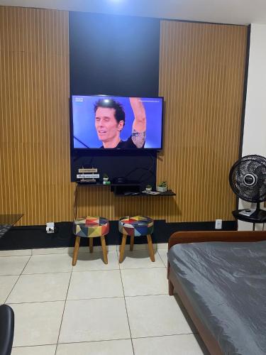Televisyen dan/atau pusat hiburan di Apart - em frente á praia dos milionários- Ilhéus