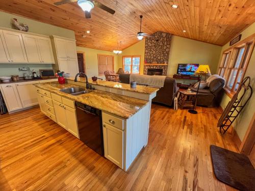 Η κουζίνα ή μικρή κουζίνα στο Whispering Pines Retreat