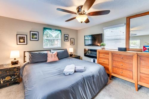 Postel nebo postele na pokoji v ubytování Less Than 3 Mi to Dtwn Pet-Friendly Sarasota Stay with Yard