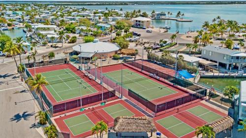 Instalaciones para jugar a tenis o squash en Dolphin Daydreams by Last Key Realty o alrededores